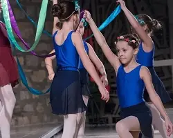 Vier Mädchen in einer Übung · Ballettstudio Ost