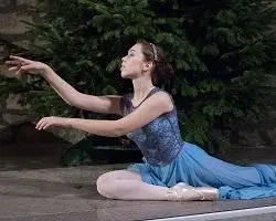 Kleine Ballerina vor Weihnachtsbaum · Ballettstudio Ost