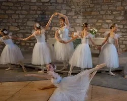 Kinderballett Frankfurt · Gruppe von Ballett-Tänzern