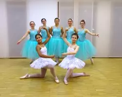 Gruppe jugendlicher Balletttänzer