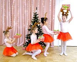 Vier Schülerinnen vor Weihnachtsbaum